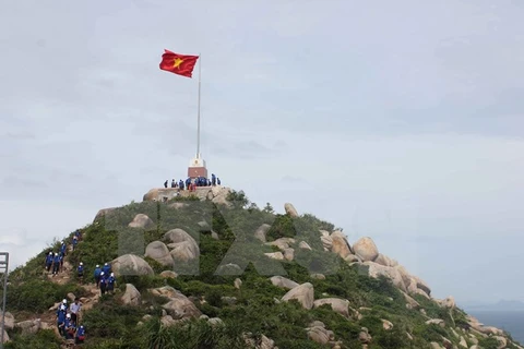 La tour du drapeau national sur l’île de Cù Lao Xanh, Bình Định. (Photo: Ly Kha/VNA)